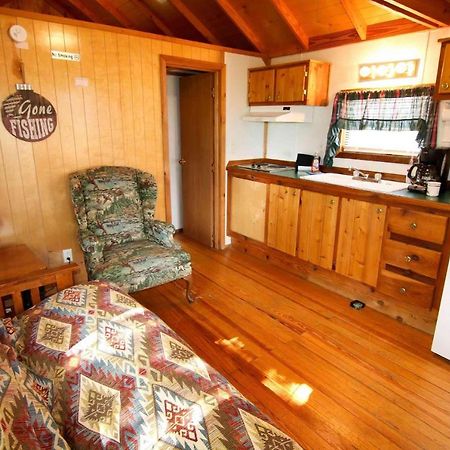 Lakefront Cedar Cabin - 8 Мід Екстер'єр фото