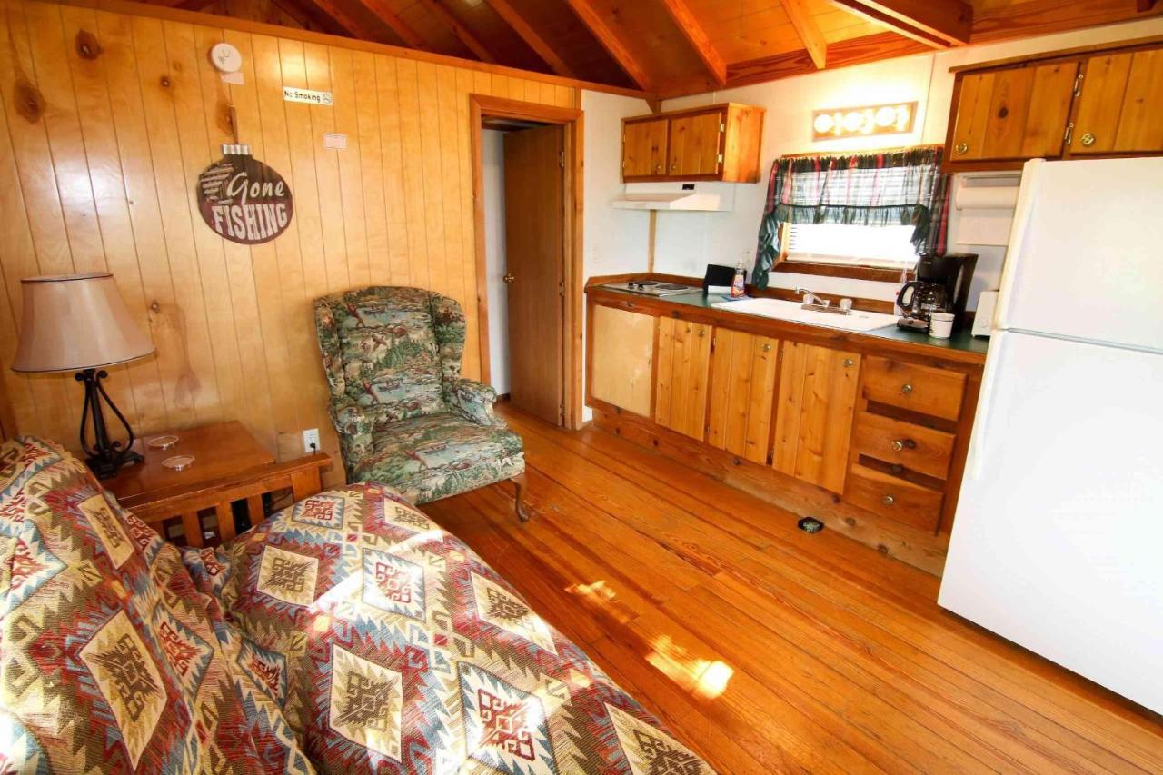 Lakefront Cedar Cabin - 8 Мід Екстер'єр фото