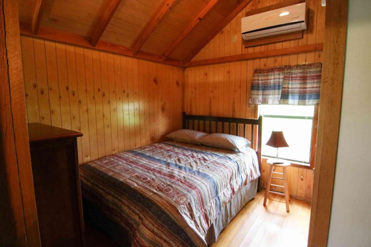 Lakefront Cedar Cabin - 8 Мід Екстер'єр фото